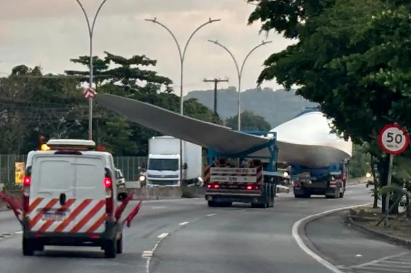 Imagem ilustrativa da imagem Chuvas que atingem Grande Recife adiam transporte de pás eólicas na BR-101