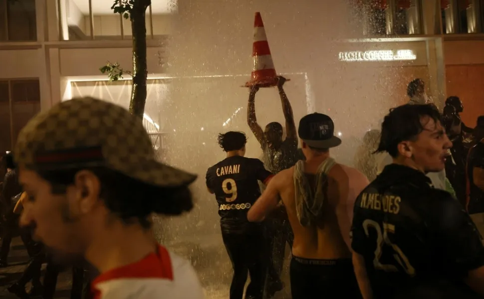 Imagem ilustrativa da imagem Comemorações de título do PSG deixam dois torcedores mortos e policial em coma