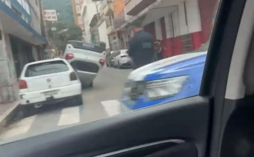 Imagem ilustrativa da imagem Assaltante capota carro roubado durante fuga no Centro de Vitória; veja vídeo