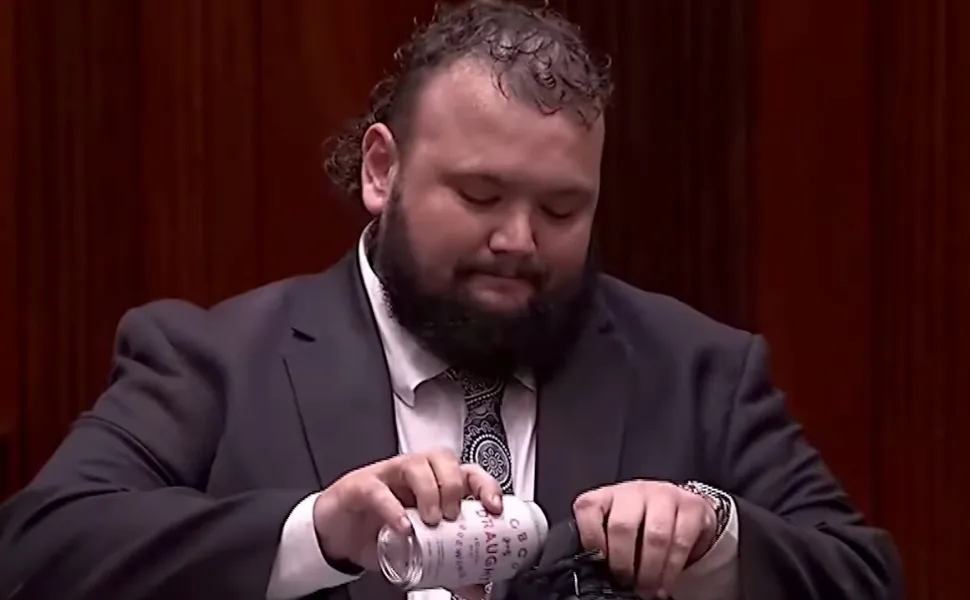 Imagem ilustrativa da imagem Deputado australiano bebe cerveja em sapato durante discurso de despedida