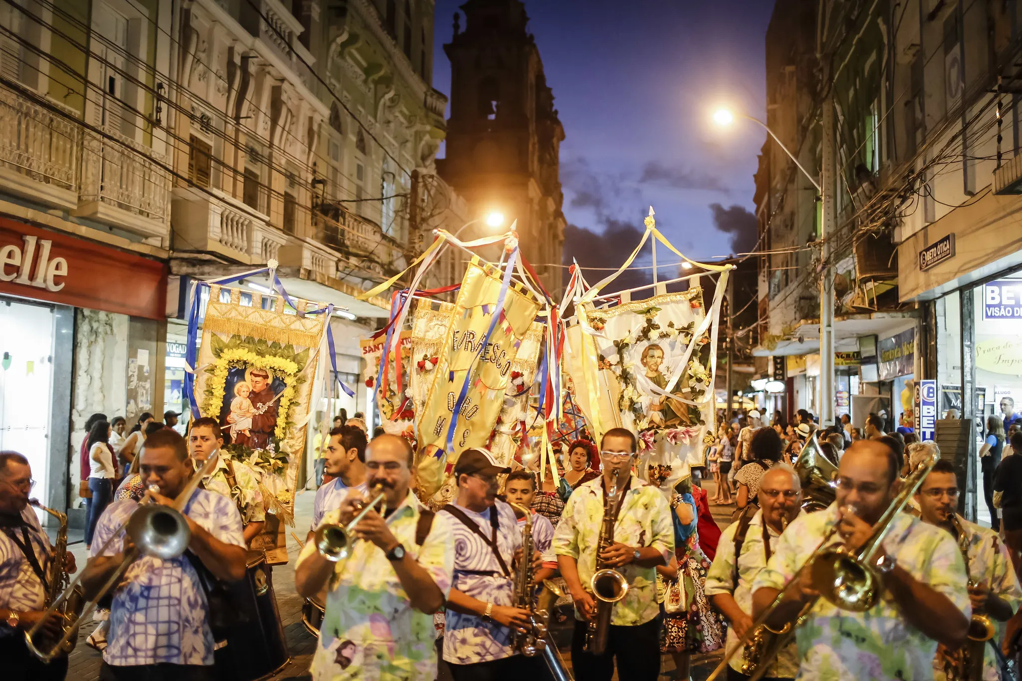 Imagem ilustrativa da imagem Desfile das Bandeiras juninas celebra tradições e devoções juninas neste sábado