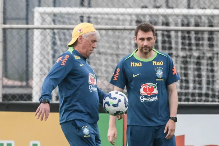 Imagem ilustrativa da imagem Dorival Júnior reencontra seleção e posa ao lado de Ancelotti em treino no CT do Corinthians
