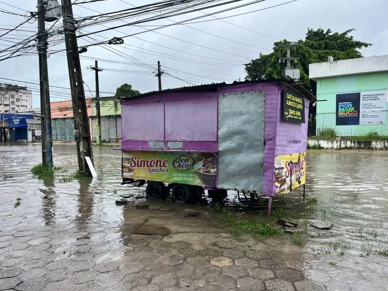 Imagem ilustrativa da imagem Duas pessoas morrem eletrocutadas em trailer de lanches que estava em rua alagada