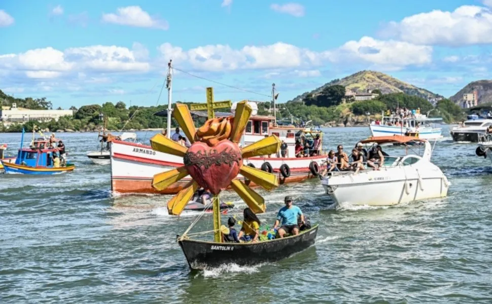 Imagem ilustrativa da imagem Fé e alegria marcam procissão marítima na Festa de São Pedro