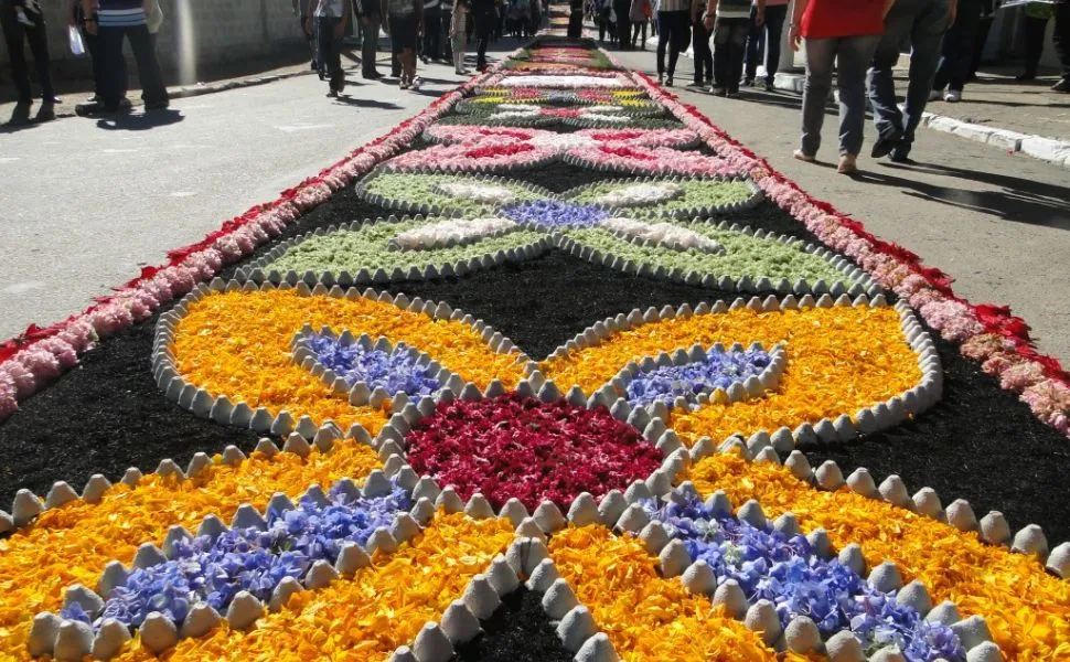 Imagem ilustrativa da imagem Voluntários enfrentam o frio para montar tapetes de Corpus Christi no ES