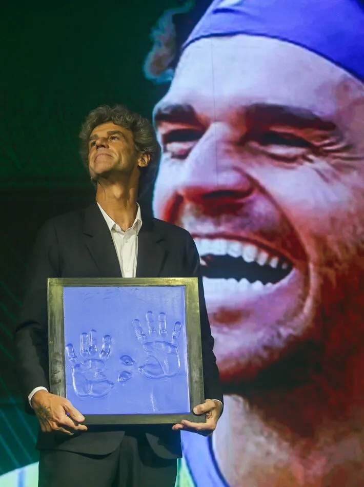 Imagem ilustrativa da imagem Guga chora ao entrar para o Hall da Fama do COB e homenageia atletas paralímpicos