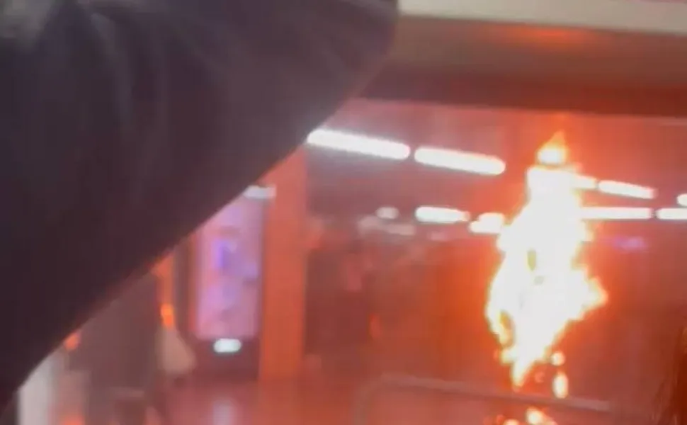 Imagem ilustrativa da imagem Homem coloca fogo no próprio corpo na estação São Bento, em SP