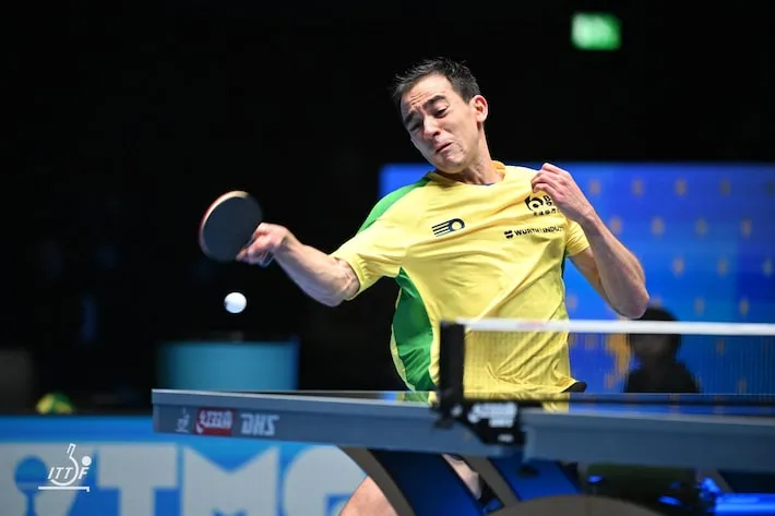 Imagem ilustrativa da imagem Hugo Calderano sofre, mas vence casaque e vai às oitavas no Mundial de tênis de mesa