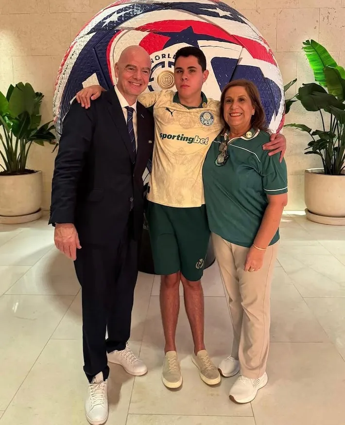 Imagem ilustrativa da imagem Infantino encontra torcedores símbolos do Palmeiras durante o Mundial de Clubes: ‘Emocionante’