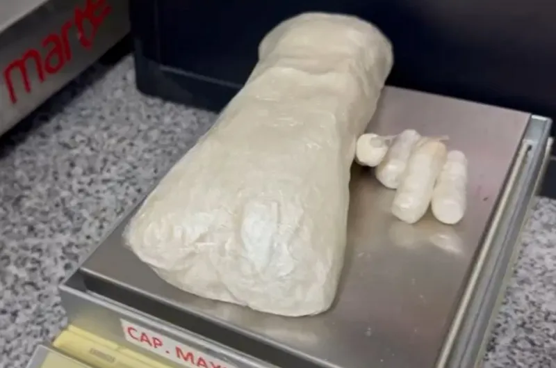 Imagem ilustrativa da imagem Jovem gestante presa com quase meio quilo de cocaína no Aeroporto dos Guararapes