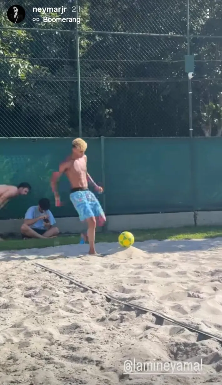 Imagem ilustrativa da imagem Lamine Yamal visita Neymar em Mangaratiba durante férias no Brasil e joga futevôlei