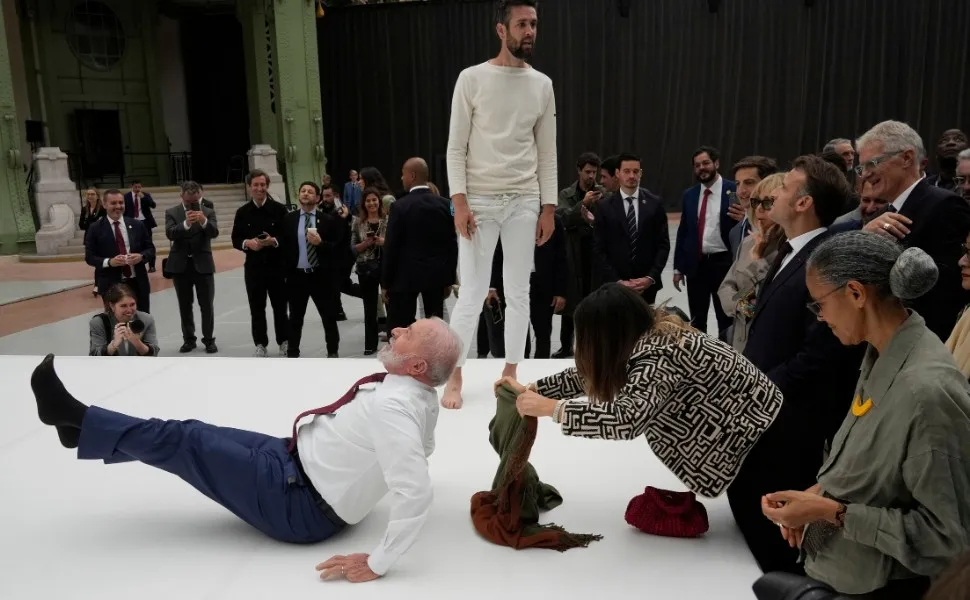 Imagem ilustrativa da imagem Lula interage com acrobatas em exposição em Paris