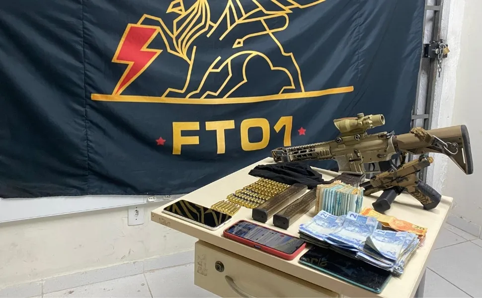 Imagem ilustrativa da imagem Mãe e filho são detidos com fuzil, pistola, munições e mais de R$ 19 mil em Vitória
