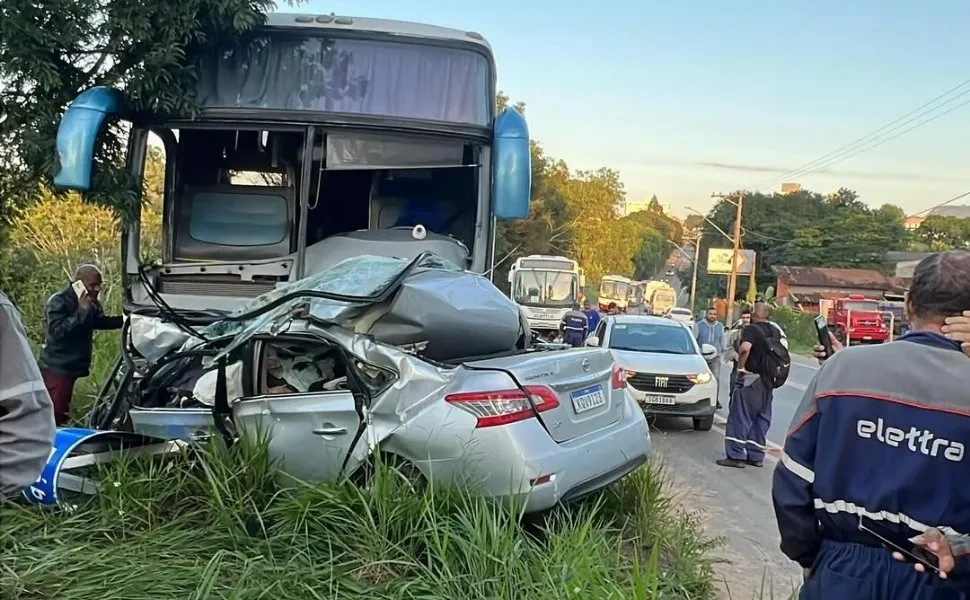 Imagem ilustrativa da imagem Motorista morre em acidente entre carro e ônibus na BR-257, em Aracruz