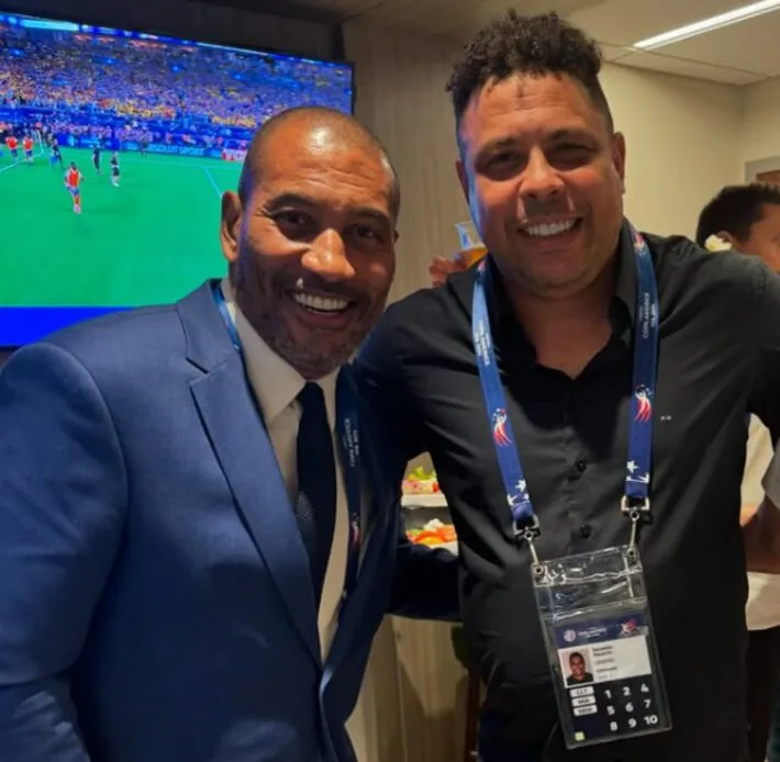 Imagem ilustrativa da imagem Mulher de Ronaldo detona Mauro Silva e aponta ‘discurso barato’: ‘Tenha dó e vergonha na cara’