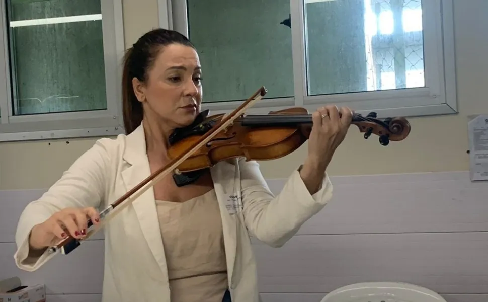 Imagem ilustrativa da imagem Músico em coma recebe visita de colega em Hospital Estadual de Vitória