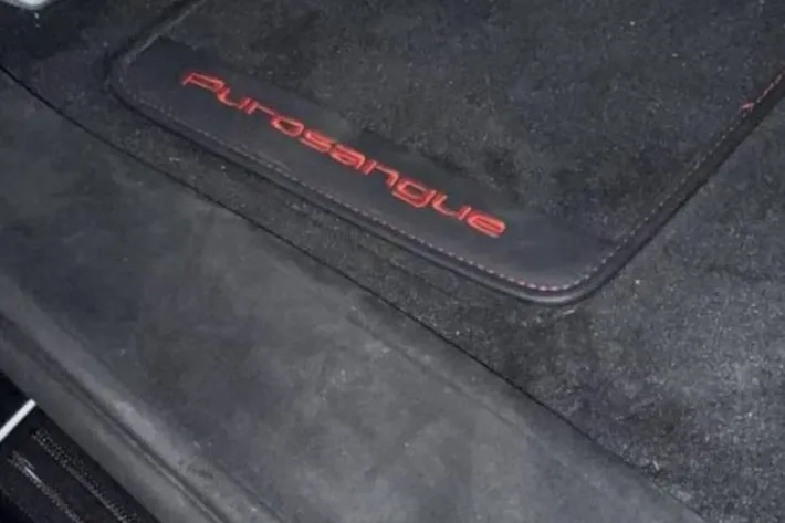 Imagem ilustrativa da imagem Neymar compra Ferrari avaliada em R$ 7,5 milhões; veja detalhes do carro