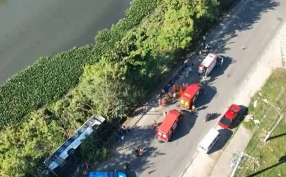 Imagem ilustrativa da imagem Ônibus cai em canal na zona oeste do Rio de Janeiro e deixa 33 feridos