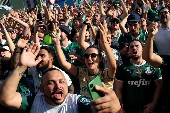 Imagem ilustrativa da imagem Palmeirenses fazem festa no entorno do Allianz Parque após classificação no Mundial; veja imagens