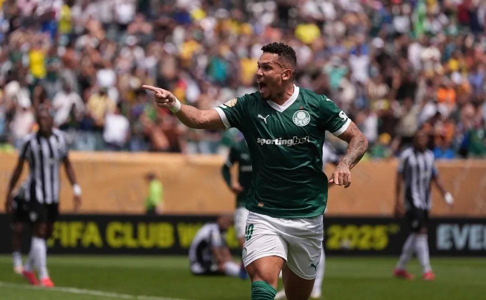 Imagem ilustrativa da imagem Paulinho supera dor para derrubar Botafogo e pôr Palmeiras nas quartas