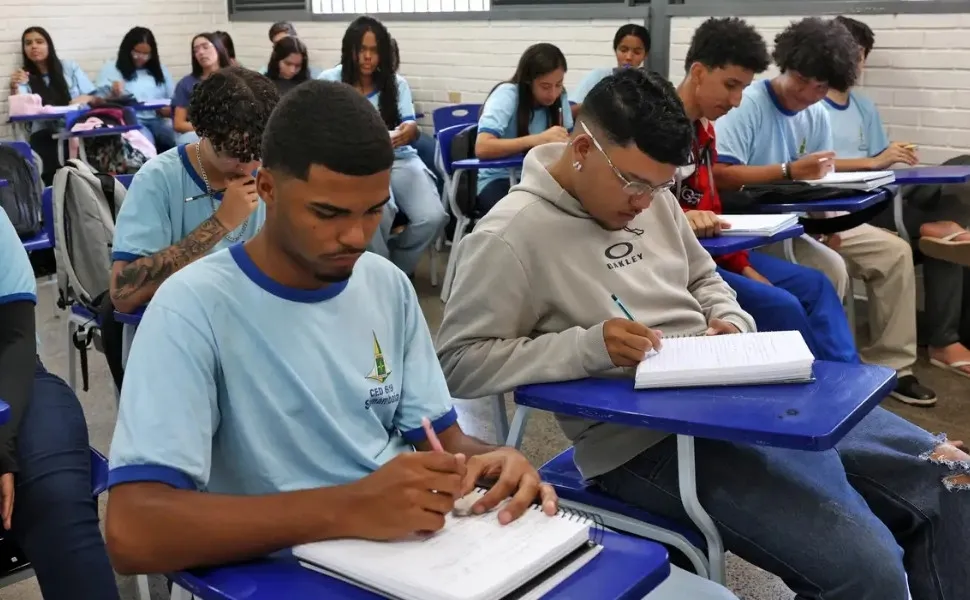 Imagem ilustrativa da imagem Pé-de-Meia: nascidos em maio e junho recebem hoje parcela de R$ 200