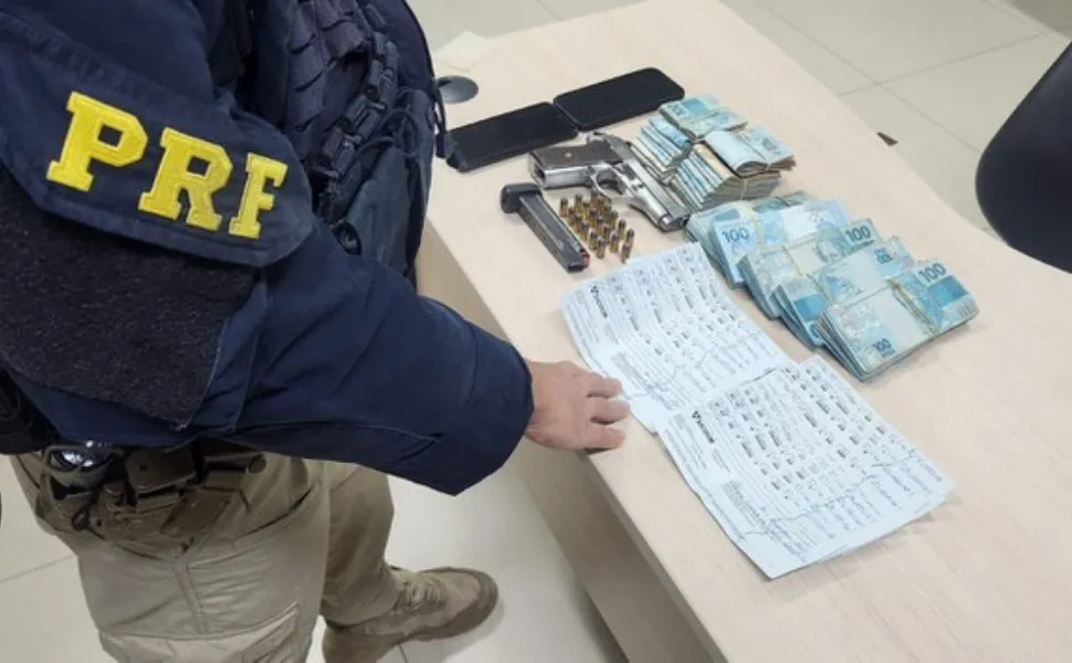Imagem ilustrativa da imagem Polícia apreende arma e quase meio milhão de reais durante abordagem na BR101 no ES