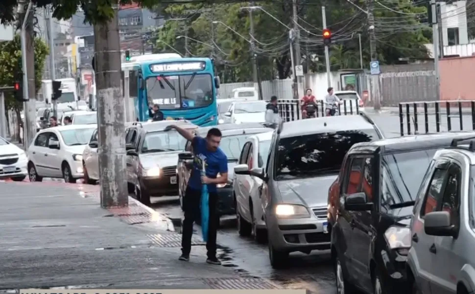 Imagem ilustrativa da imagem Posto com gasolina livre de impostos forma fila de carros em Avenida de Vitória