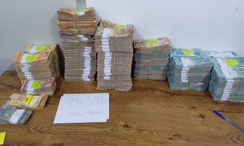 Imagem ilustrativa da imagem Quase R$ 1 milhão em baldes: PRF recupera dinheiro roubado de banco no Sertão