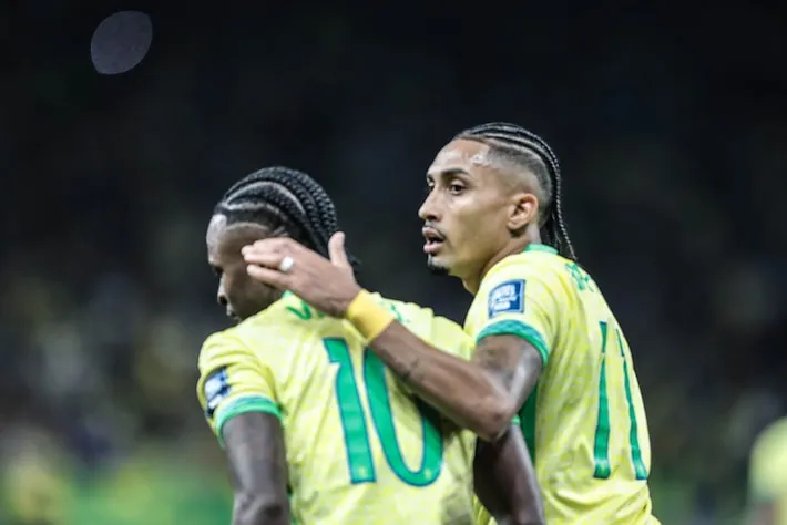 Imagem ilustrativa da imagem Raphinha destaca força defensiva do Brasil contra o Paraguai: ‘Mais importante é não levar gol’