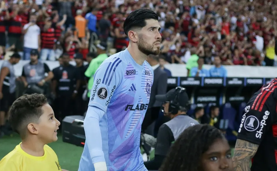 Imagem ilustrativa da imagem Rossi engata milagres quando precisa e flerta com idolatria no Flamengo