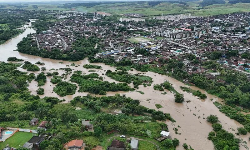Imagem ilustrativa da imagem Seis rios entram em alerta e dois transbordam em Pernambuco; Capibaribe preocupa