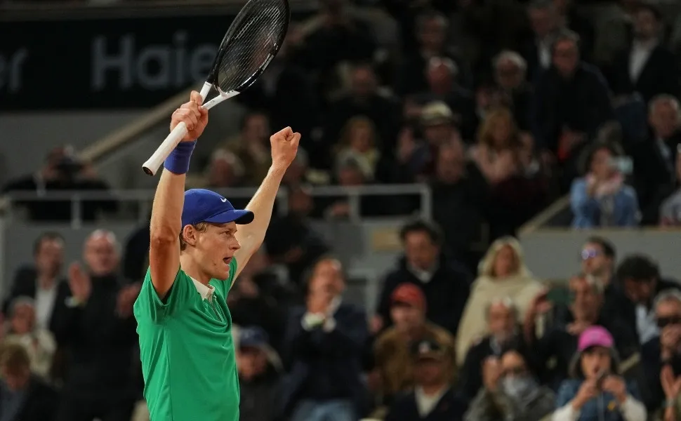 Imagem ilustrativa da imagem Sinner elimina Djokovic e encara Alcaraz em aguardada final em Roland Garros