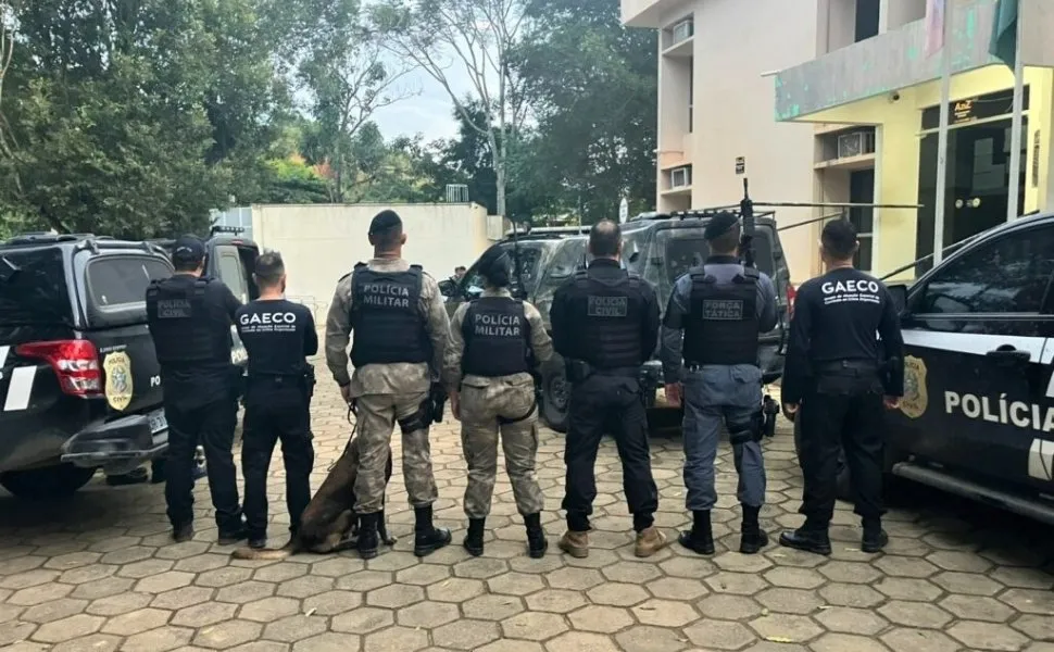 Imagem ilustrativa da imagem Suspeitos de atuar no tráfico de drogas do Comando Vermelho são presos em Fundão