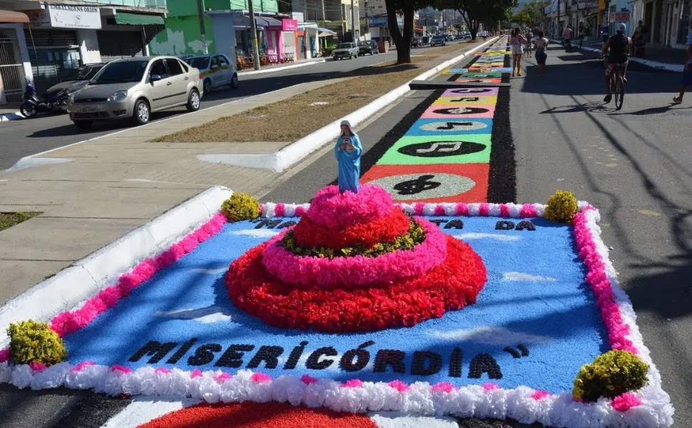 Imagem ilustrativa da imagem Tapetes, procissão e música em festa de Corpus Christi na Serra