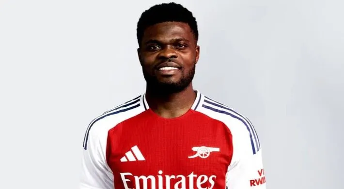 Imagem ilustrativa da imagem Thomas Partey, ex-jogador do Arsenal, é indiciado por estupro e assédio sexual no Reino Unido