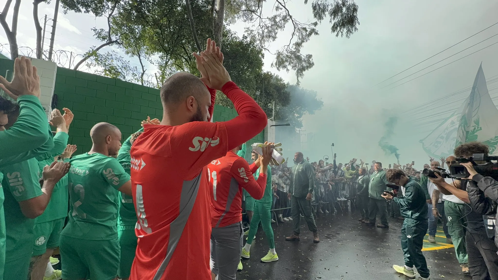 Imagem ilustrativa da imagem Torcedores do Palmeiras fazem grande festa antes de embarque do elenco para os EUA