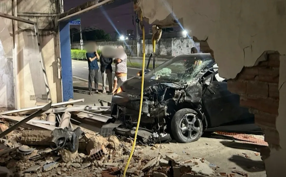 Imagem ilustrativa da imagem Universitário perde controle de carro e destrói muro de casa no ES; veja vídeo