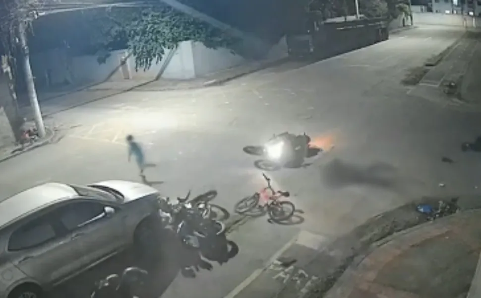 Imagem ilustrativa da imagem Vídeo | Menino escapa de acidente após colisão de motos em Vila Velha