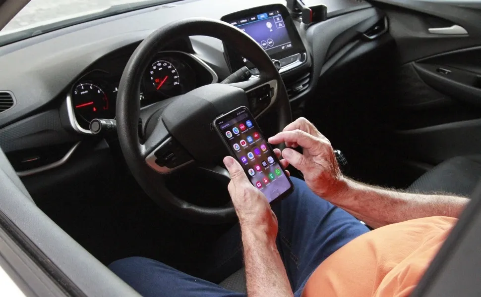 Imagem ilustrativa da imagem 83 motoristas são multados por dia por usar celular ao volante no ES