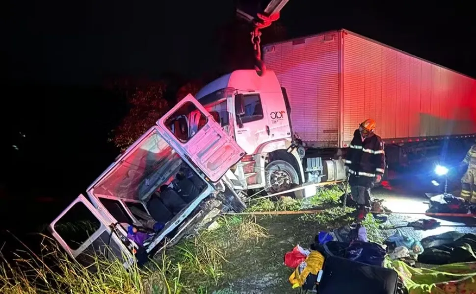 Imagem ilustrativa da imagem Acidente entre carreta e micro-ônibus deixa mortos e feridos na BR-251 em MG