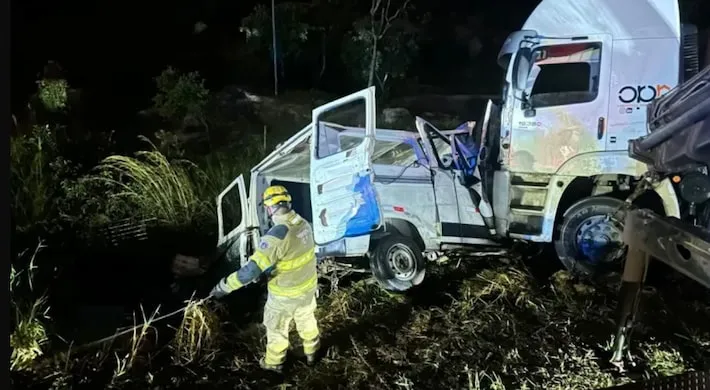 Imagem ilustrativa da imagem Acidente entre carreta e van deixa nove mortos em MG