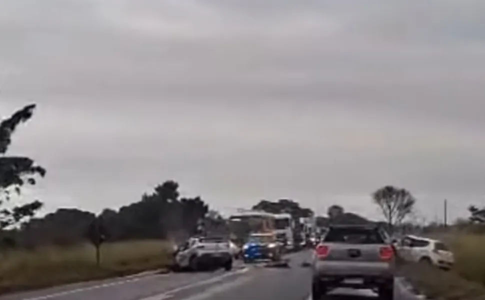 Imagem ilustrativa da imagem Acidente entre três veículos deixa feridos em estado grave e interdita BR-101 no ES