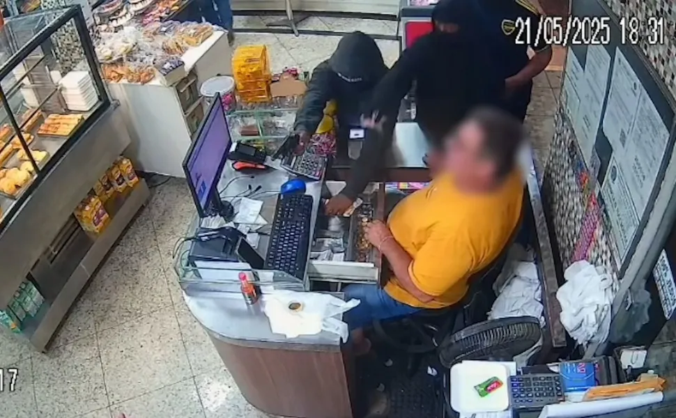 Imagem ilustrativa da imagem Assaltantes roubam padaria, funcionário reage e é baleado em Colatina