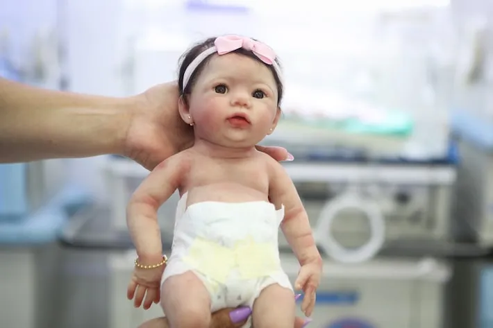 Imagem ilustrativa da imagem Bebê reborn no SUS: PL propõe multa a quem usar boneco para tentar prioridade atendimento