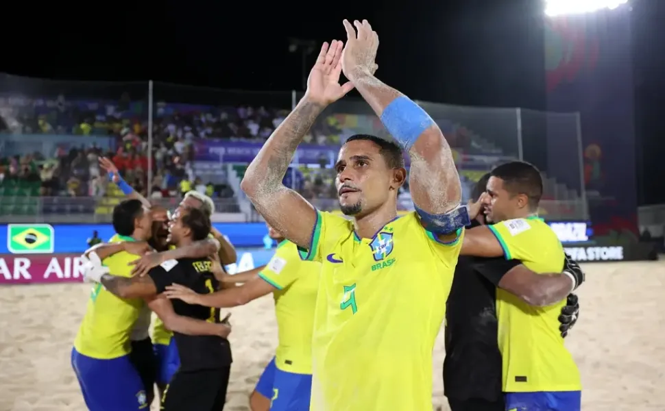 Imagem ilustrativa da imagem Brasil vence Portugal com golaços e vai à final da Copa de futebol de areia