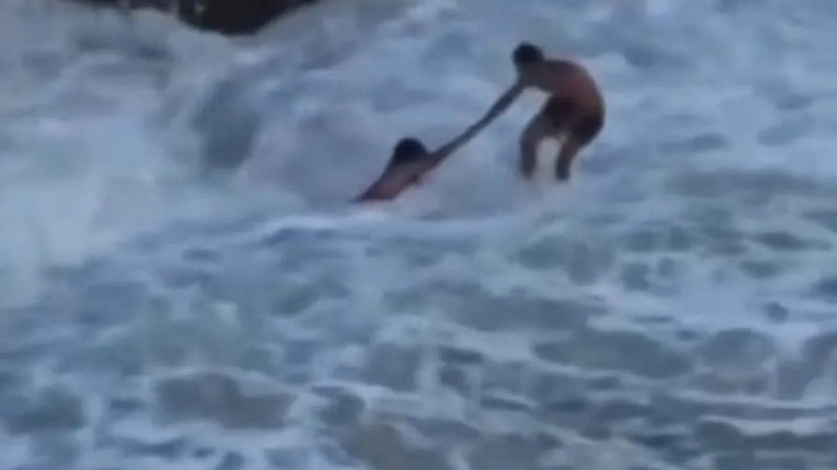Imagem ilustrativa da imagem Casal é salvo de afogamento no "Buraco da Véia" por moradores e policial de folga