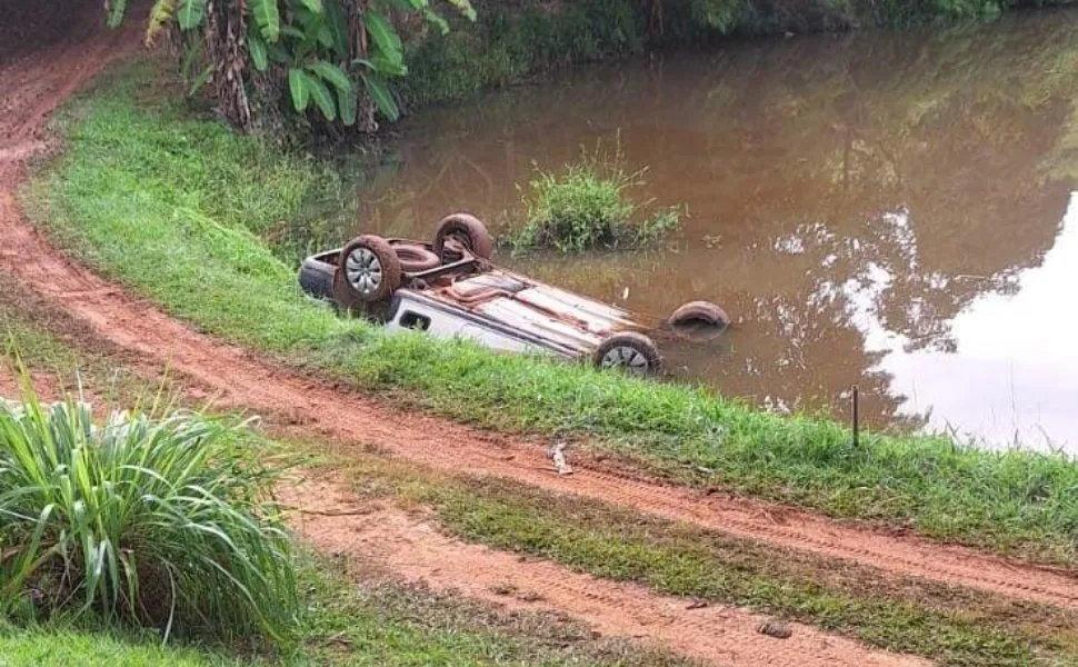 Imagem ilustrativa da imagem Casal morre após carro capotar em represa no Sul do ES