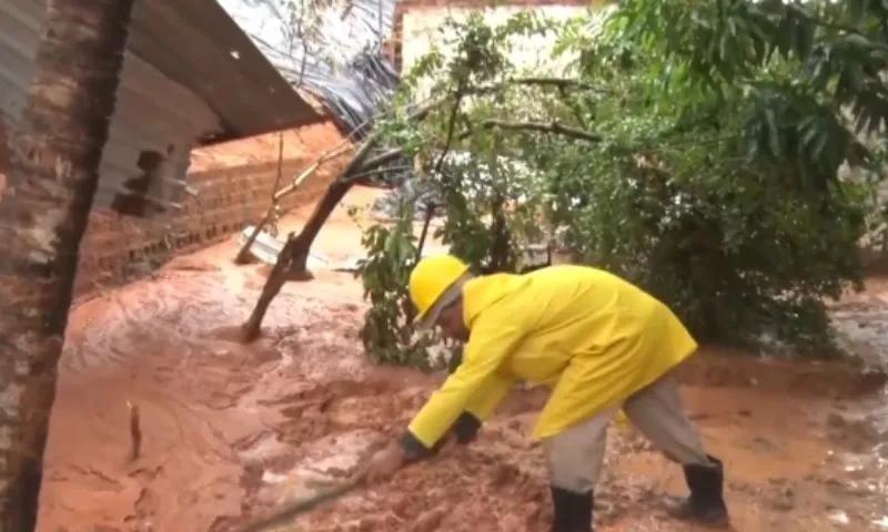 Imagem ilustrativa da imagem Chuva danifica muro de contenção no Recife e alaga vias em Olinda e Jaboatão