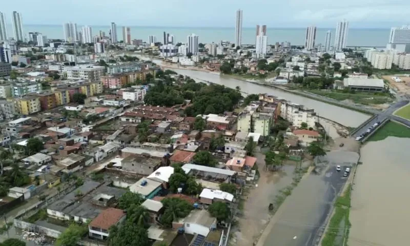 Imagem ilustrativa da imagem Chuva deve continuar no Grande Recife e Zona da Mata, alerta Apac; risco segue alto