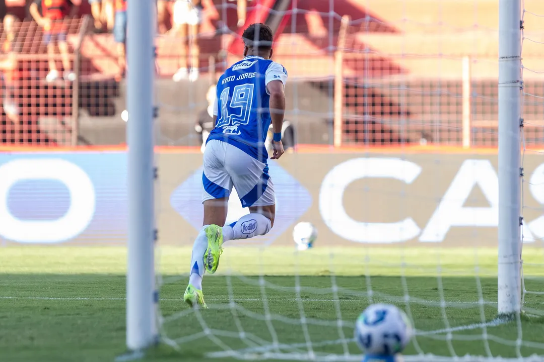 Imagem ilustrativa da imagem Cruzeiro dá show no 1º tempo na Ilha do Retiro e aprofunda crise do Sport